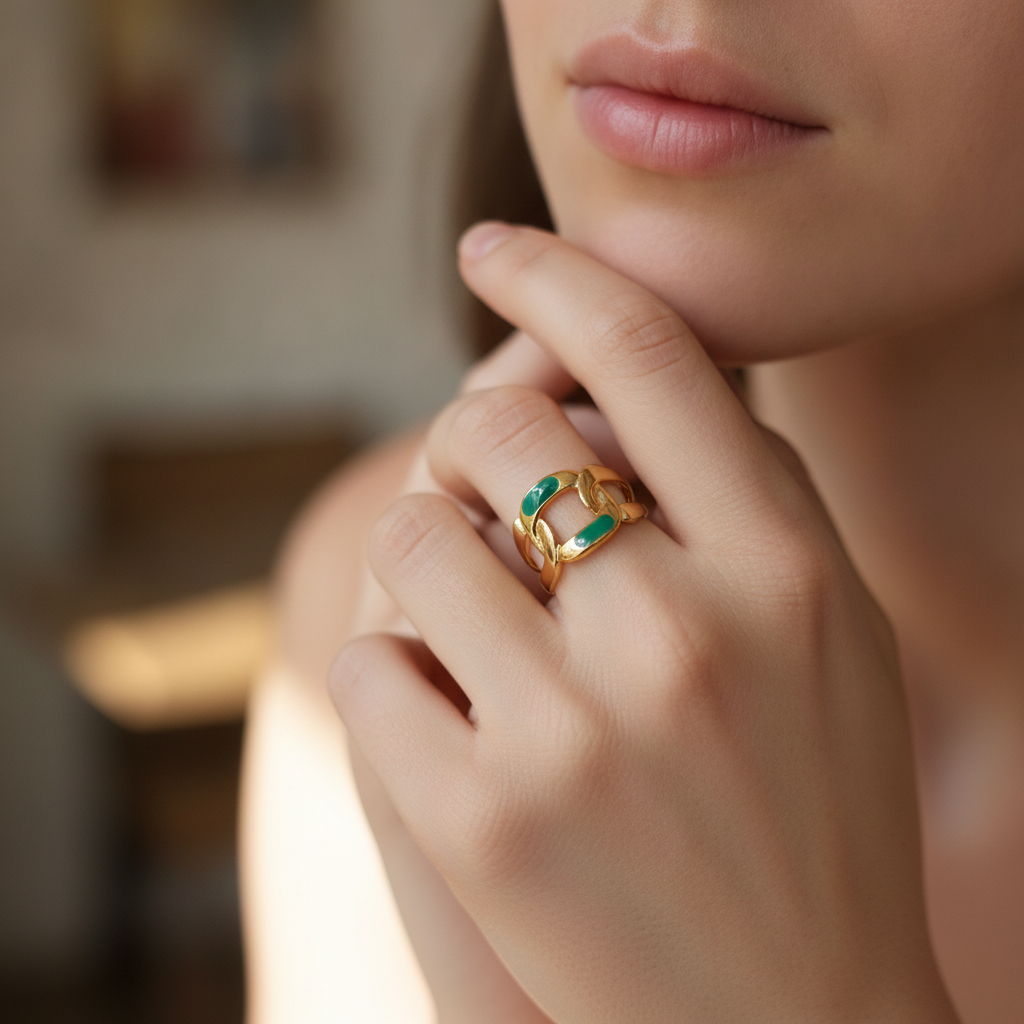 Chaîne Ring - green enamel chain ring worn on hand | THE ARCIVE