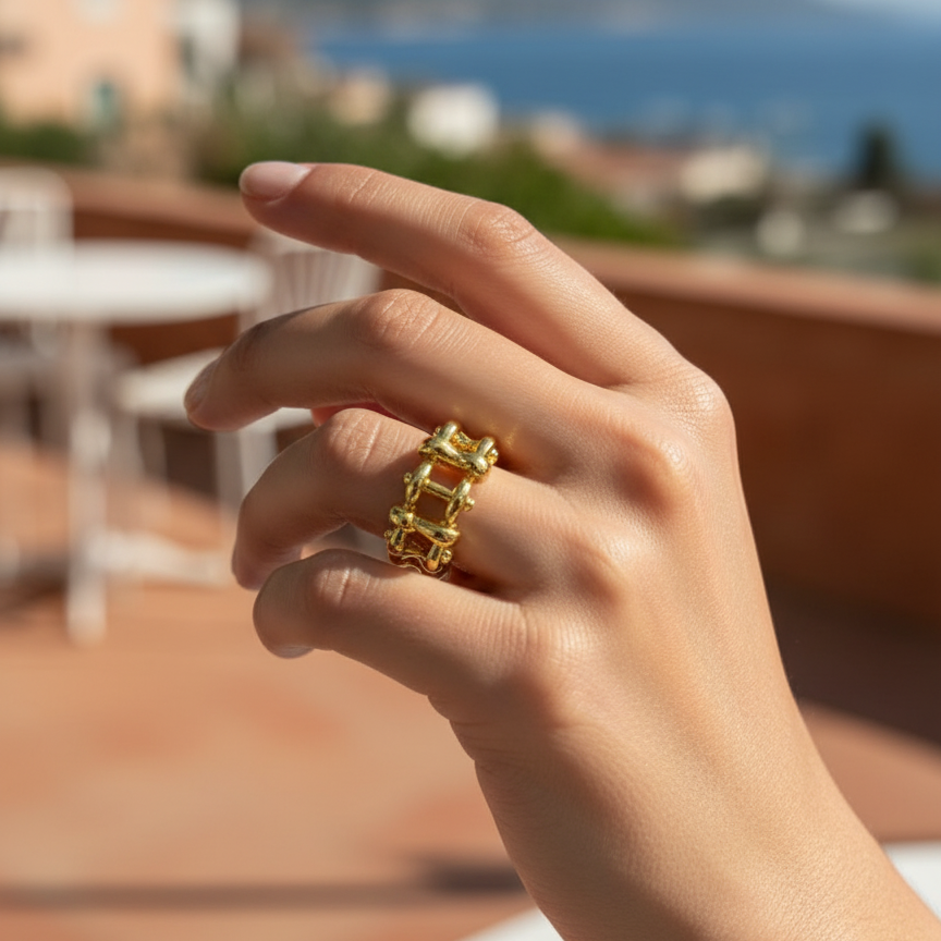 Maillons Ring — interlocking link ring detail | THE ARCIVE